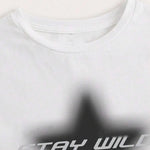 Alternatywy Y2K Crop-Top z napisem "Stay Wild" - modny look gotycki