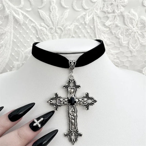 gotycka naszyjnik z aksamitu z krzyżowym wisiorkiem