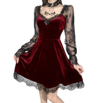 Gotycka aksamitna sukienka z siatkowymi ramionami