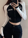 Czarno-biały crop top E-Girl z długim rękawem.