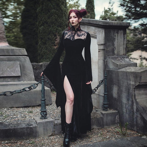Długa czarna sukienka Gothic z szerokimi rękawami.