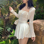 Biała mini spódnica w stylu soft-girl.