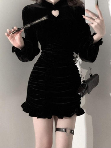 Czarna sukienka grunge z wstawką serca
