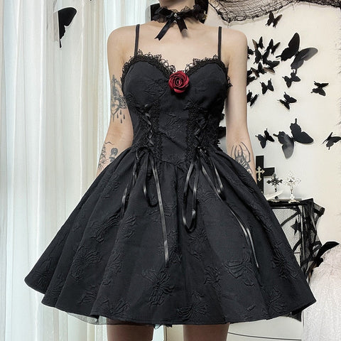 Czarna sukienka gotycka dopasowana do sylwetki