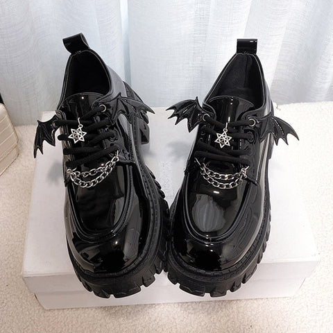 Buty gotyckie z połyskliwą platformą.