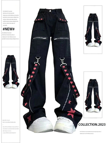 Czarne gotyckie jeansy cargo z aplikacjami w kształcie gwiazd.